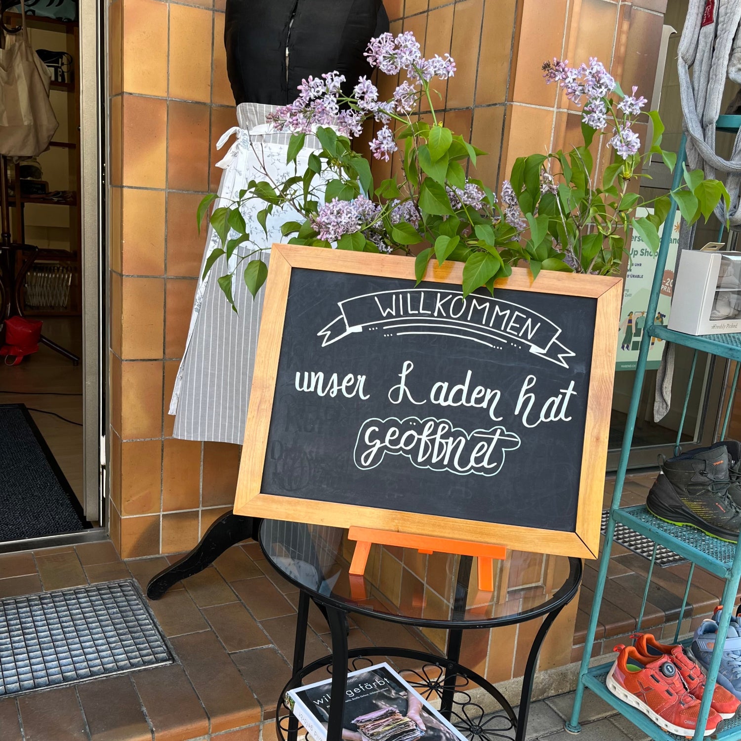 Eine gerahmte Schiefertafel heiss die Besucher willkommen im Verkaufsladen von Jeanne d'Ürable