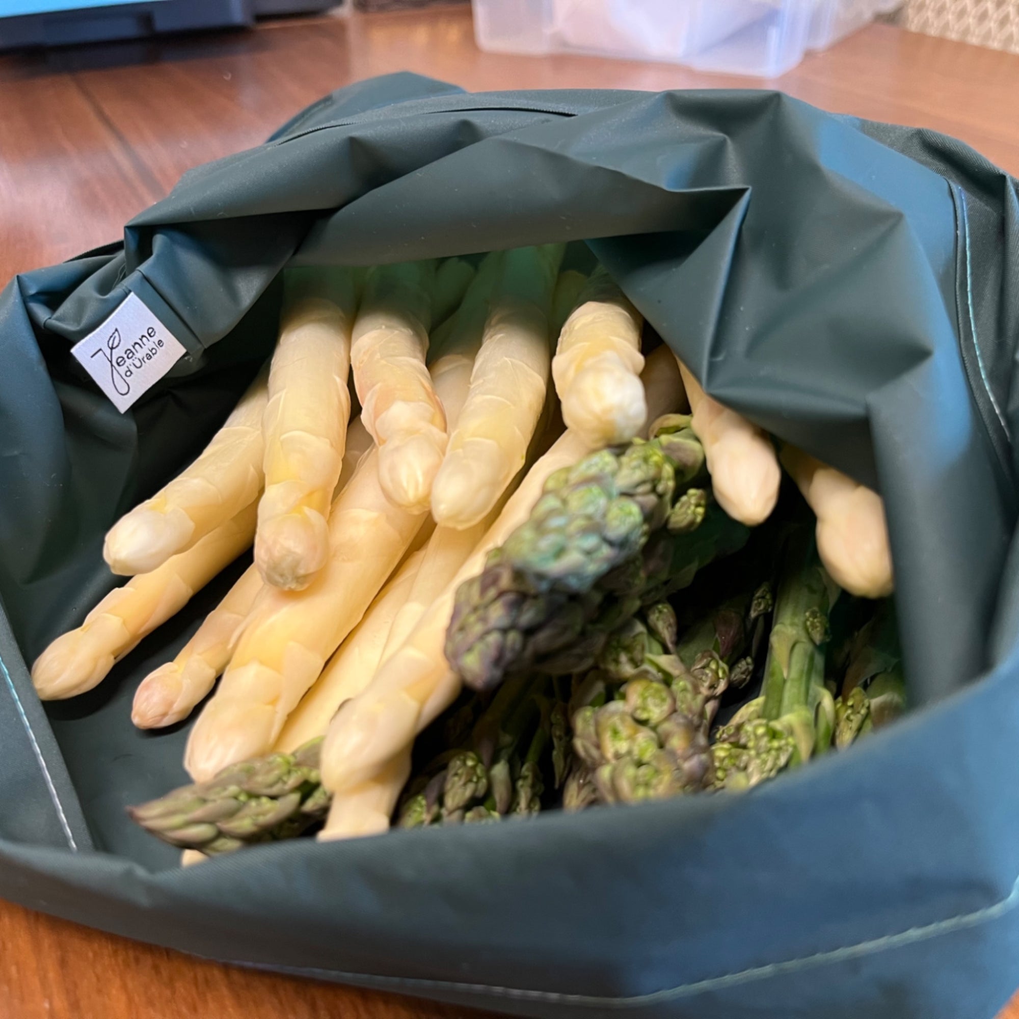 Zero-Waste Beutel aus PEVA Material mit grünem und weissem Spargel gefüllt