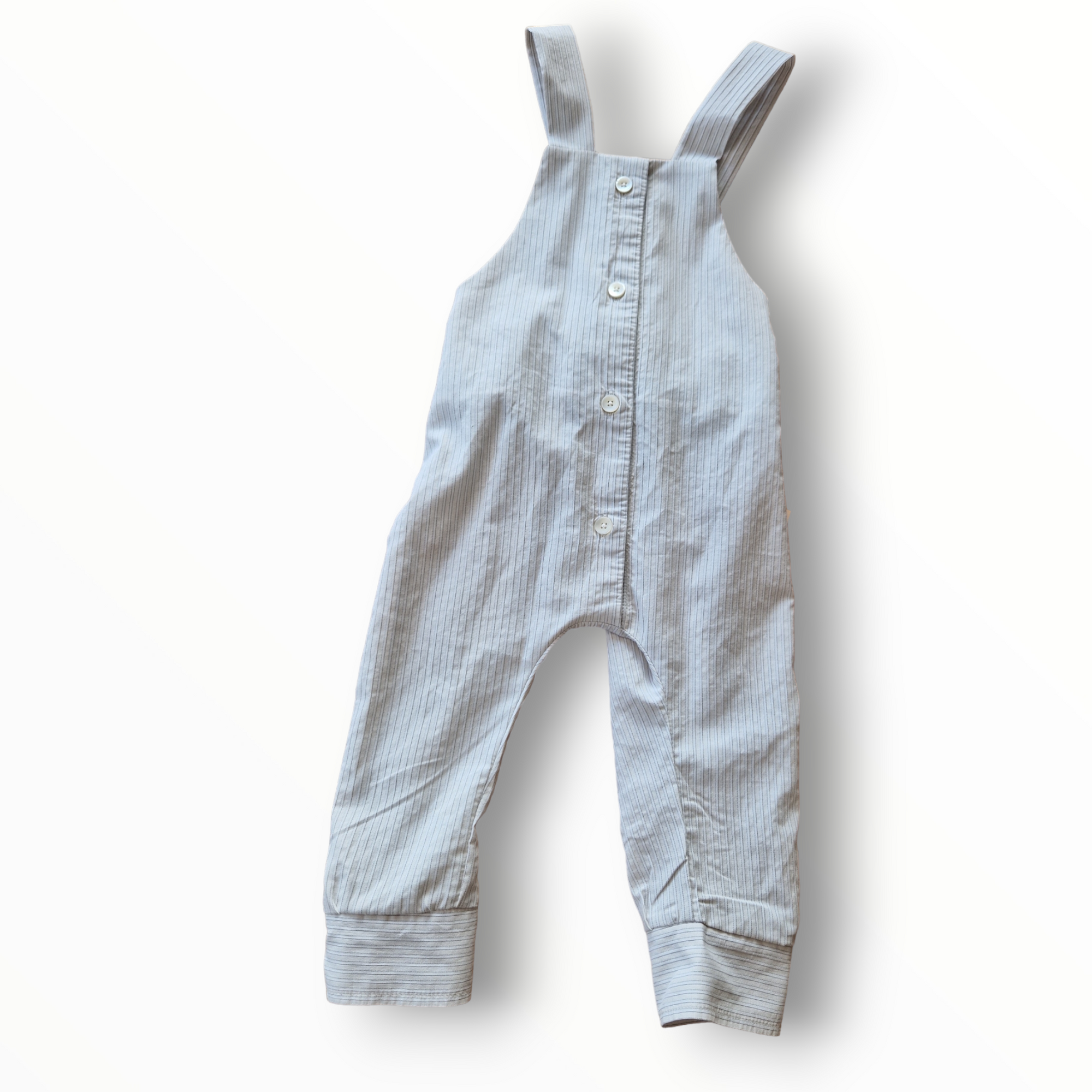 Eine Krabbelhose aus einem Herrenhemd genäht. Upcycling
