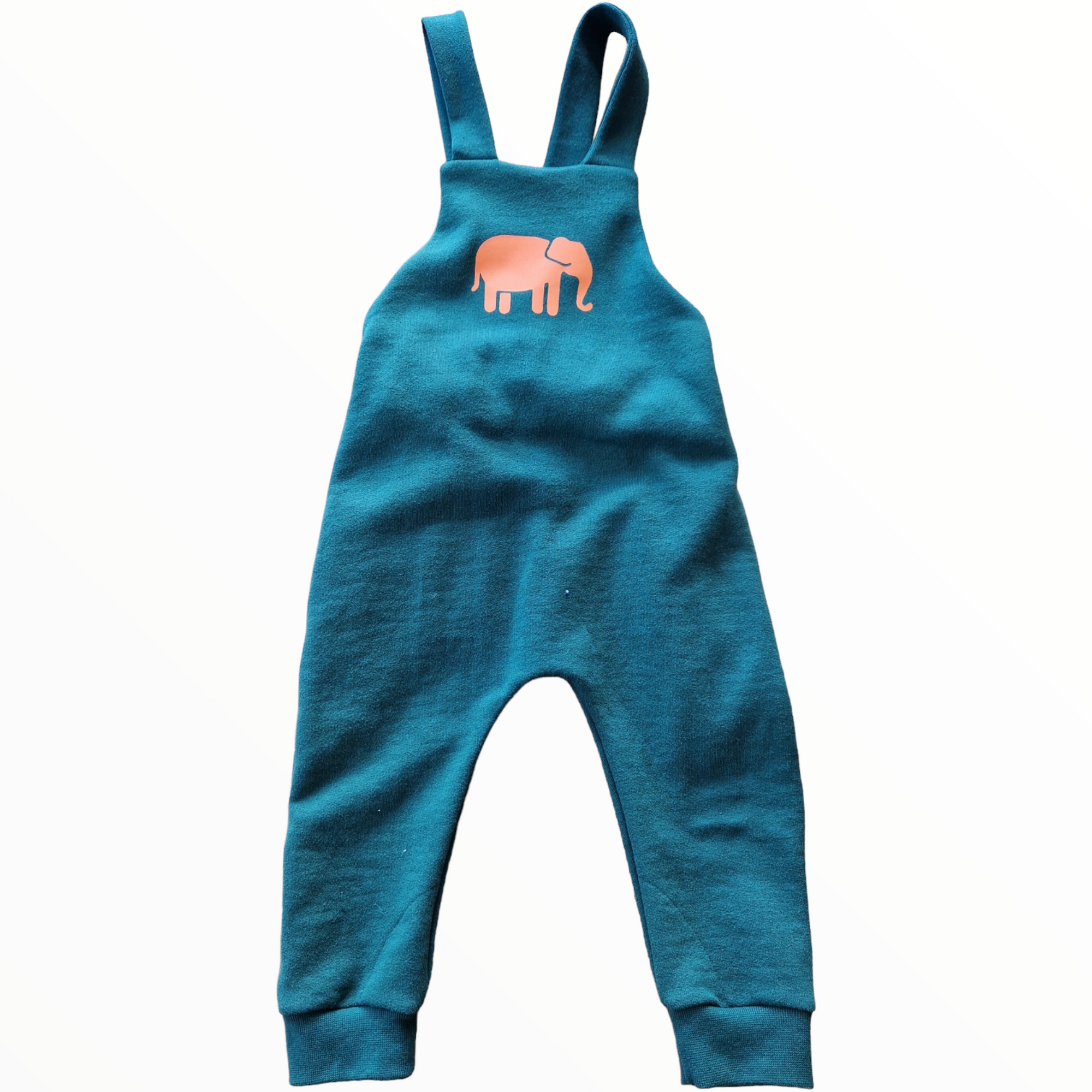 Eine grüne Krabbelhose aus einem Pullover gefertigt. Upcycling